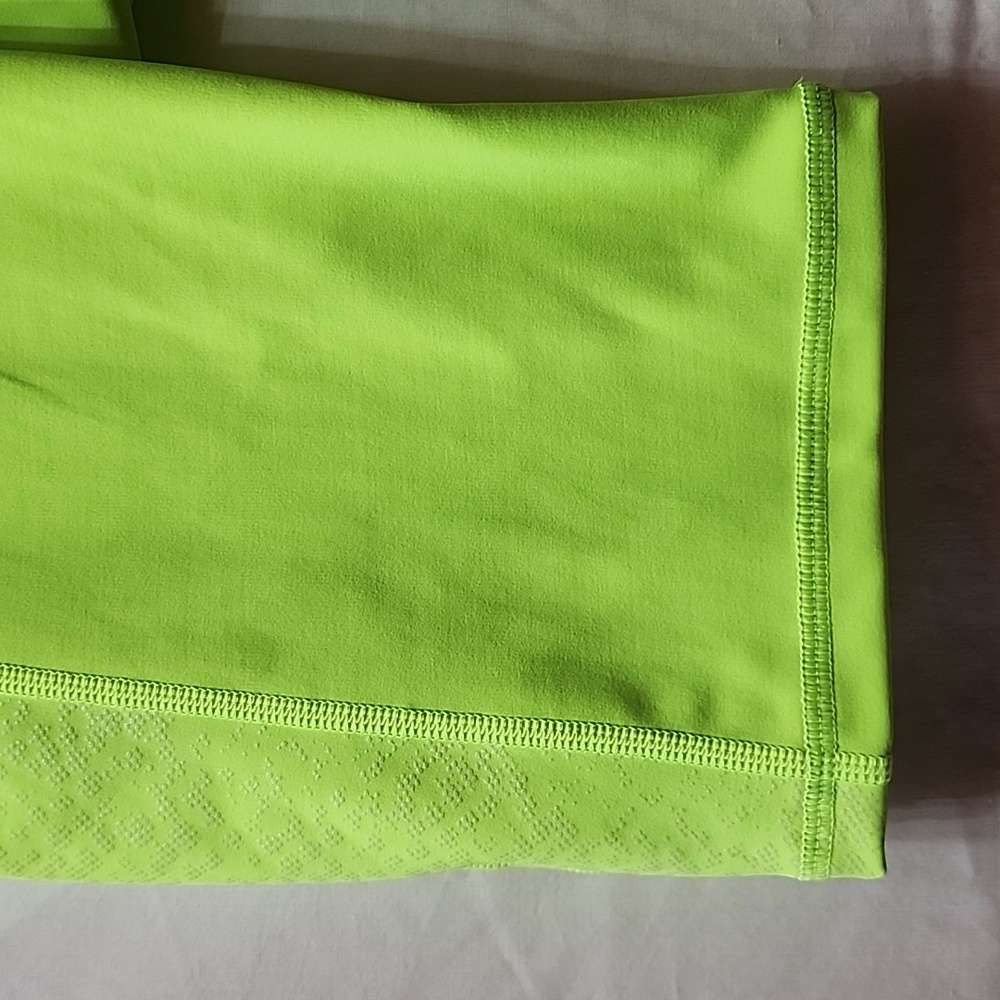 ATHLETA STAY FLY 9" HIGH RISE REFLECTIVE COMPRESSION SNAKESKIN SHORTS SIZE SMALL - Picture 5 of 11